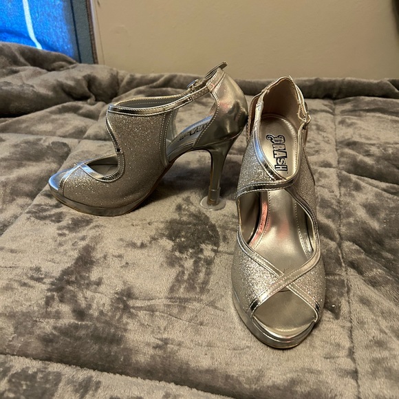 Size 6 silver heals - Picture 1 of 2